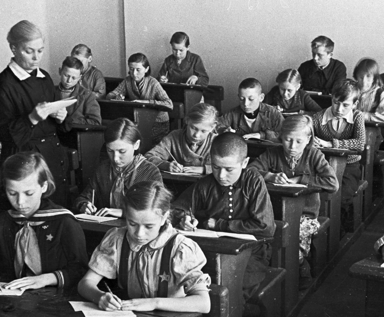 В каком году образование стало бесплатным. Школы 20е годы СССР. Ученики Советской школы. Первые советские школы. Советские дети в школе.