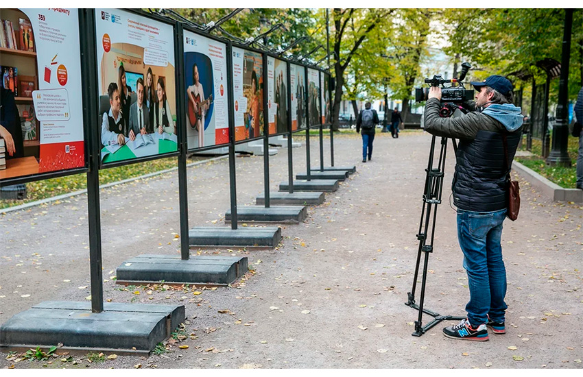 На бульварах Москвы открылась фотовыставка ко Дню учителя, онлайн-версию смотрите на нашем сайте