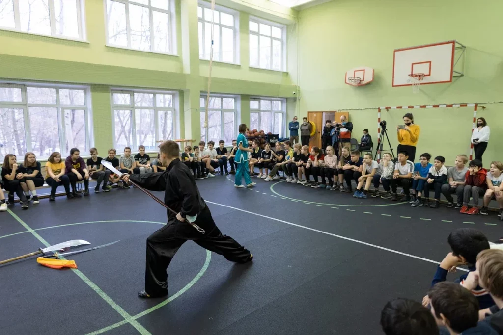 Обучили азам кунг-фу: в московской школе прошел «Урок с чемпионом»