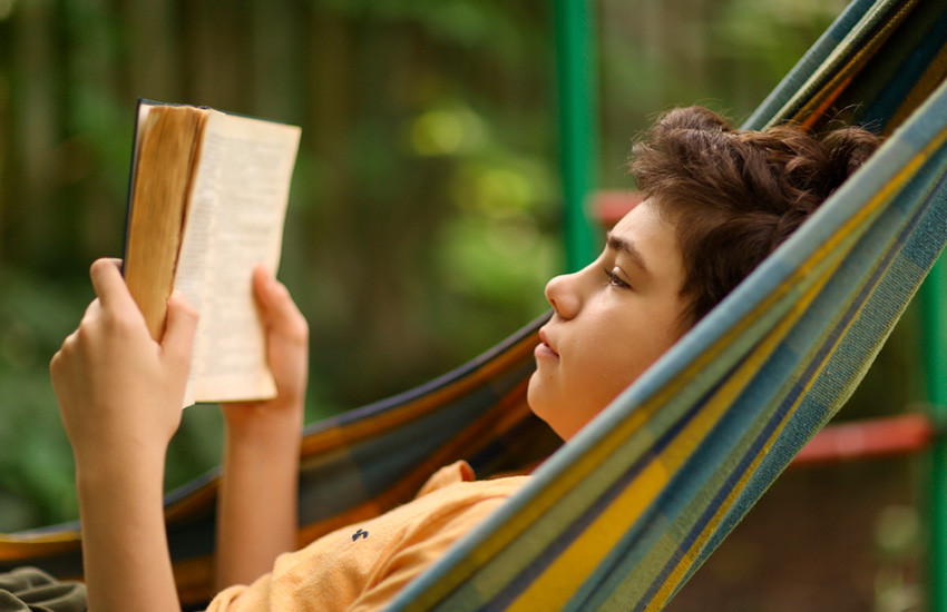 Лето с пользой: московские учителя подготовили подборку книг для чтения на каникулах