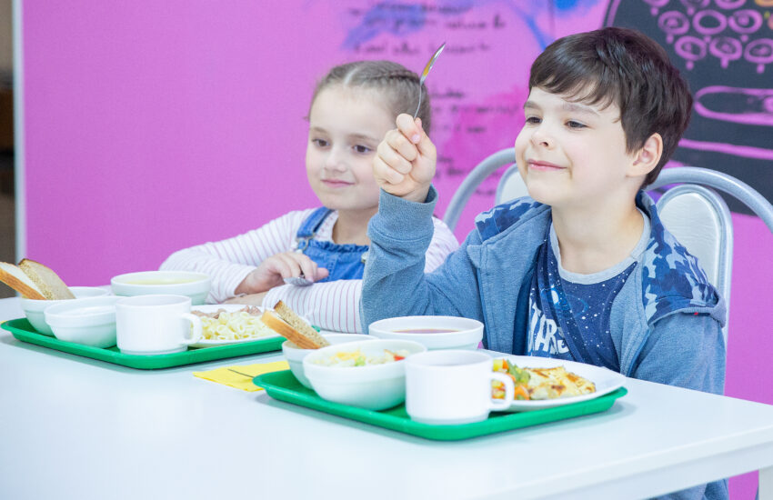 Наггетсы и сырники: в Москве назвали самые популярные блюда школьных столовых