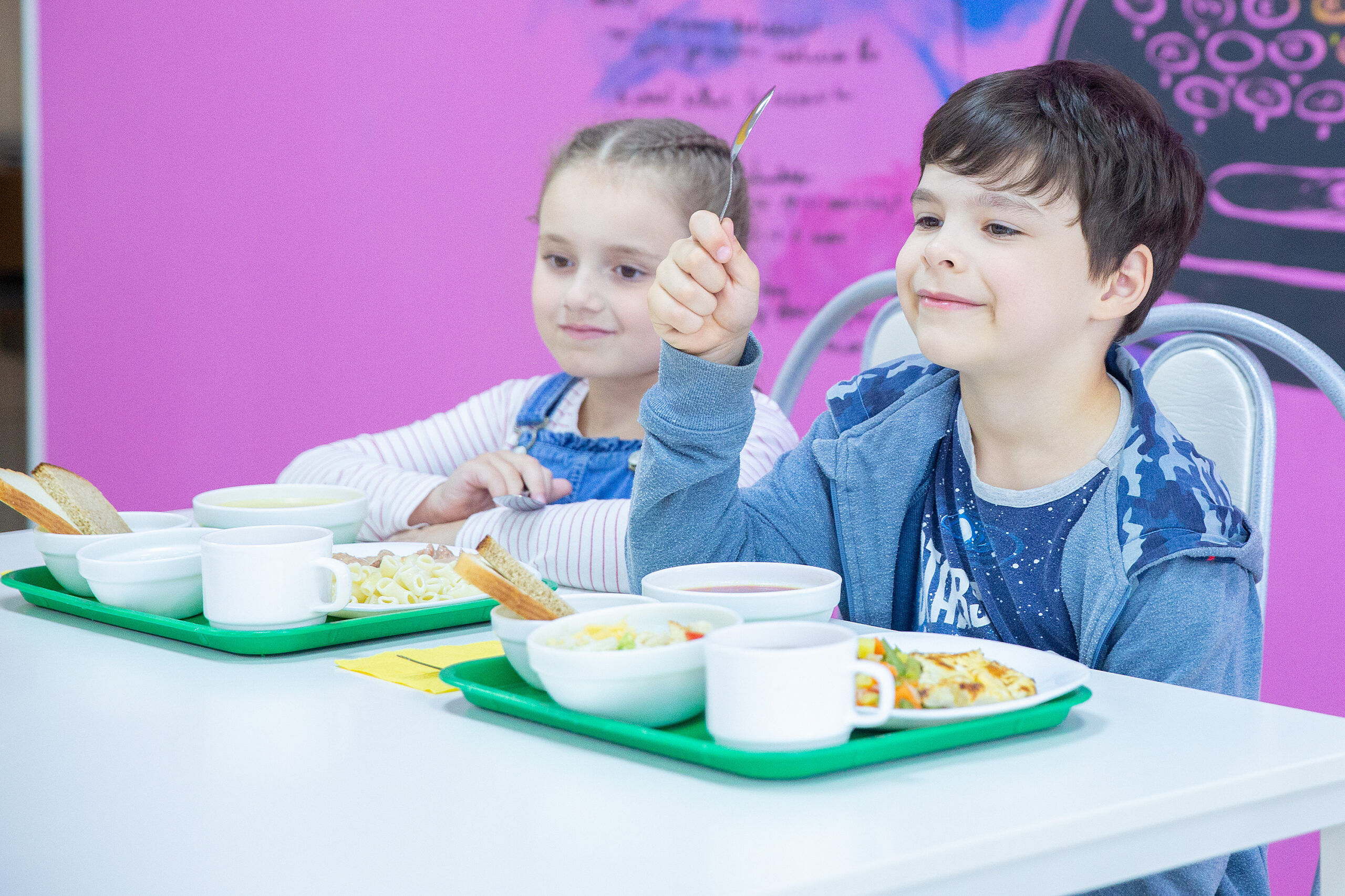 Наггетсы и сырники: в Москве назвали самые популярные блюда школьных столовых