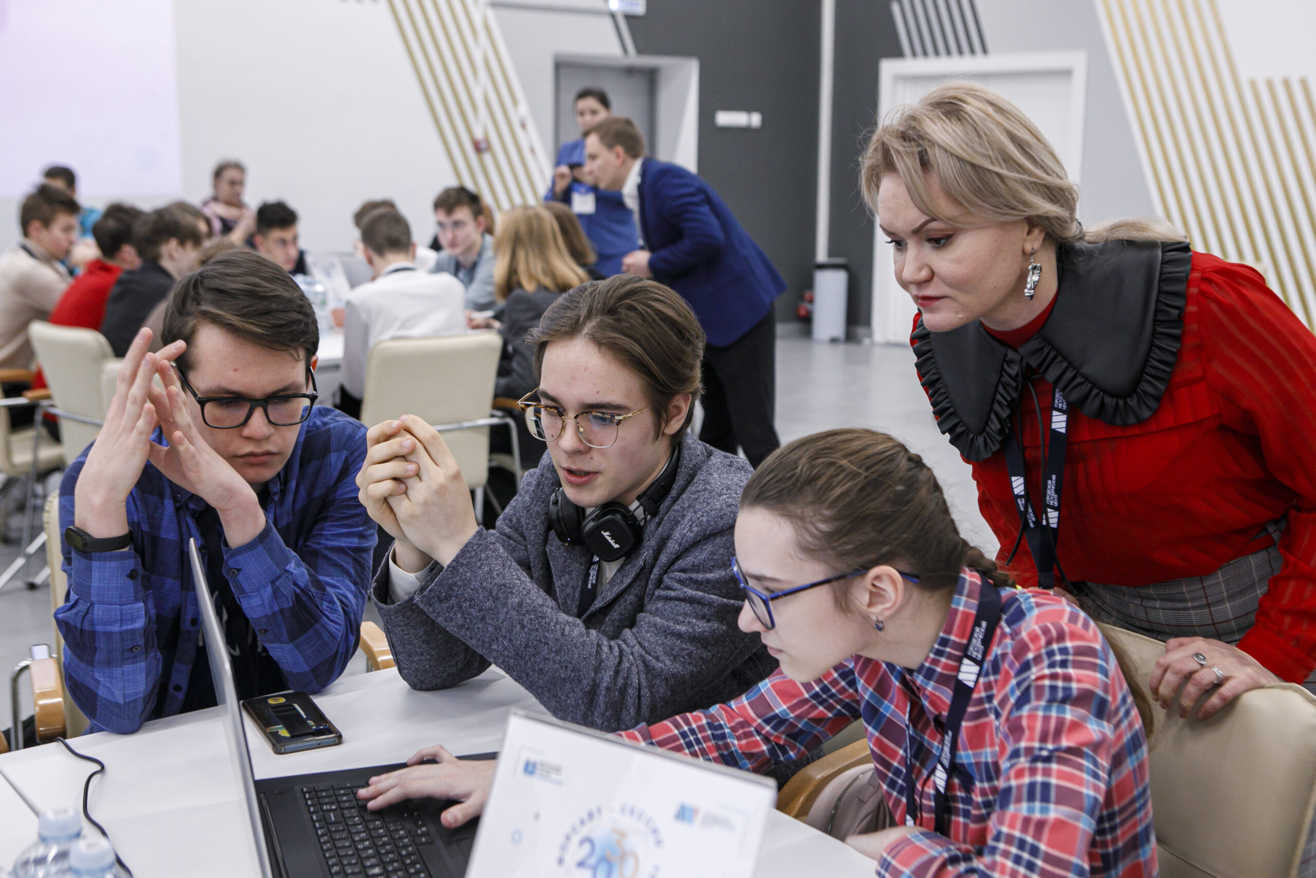 Московские школьники представили инновационные проекты в области химии и инженерии на форсайт-сессиях «Москва-2030»