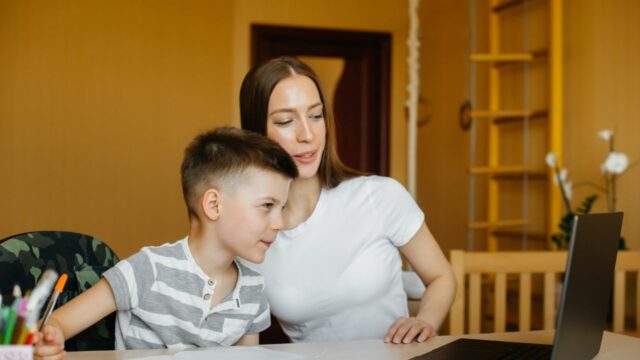 Родители московских школьников могут оформить справку об обучении ребенка онлайн в электронном дневнике «МЭШ»
