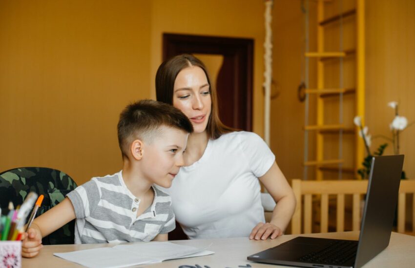 Родители московских школьников могут оформить справку об обучении ребенка онлайн в электронном дневнике «МЭШ»