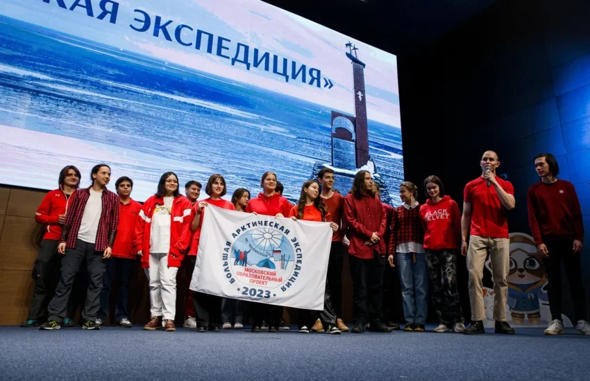 Зампред правительства РФ Юрий Трутнев поздравил участников БАЭ с успешным завершением экспедиции