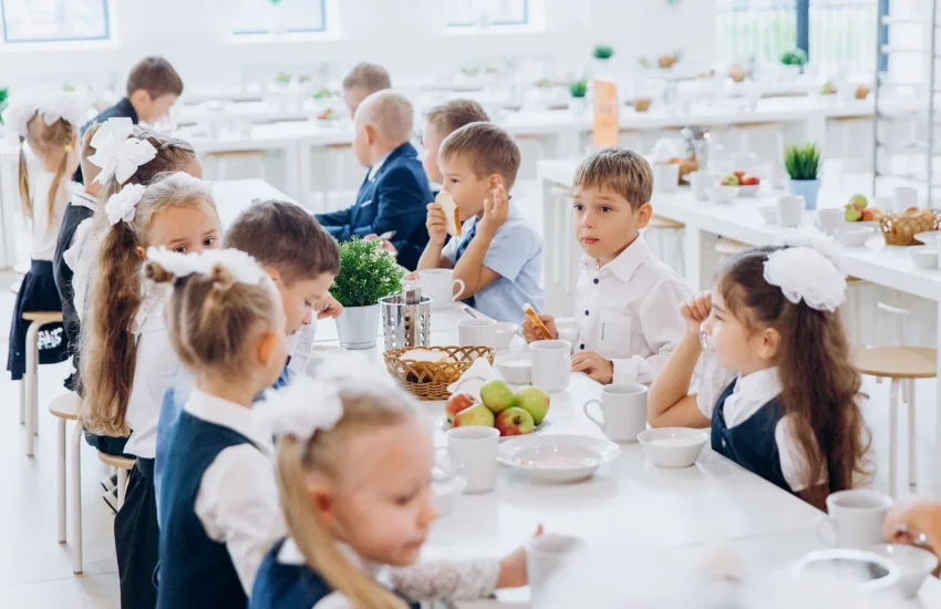 Главный педиатр Москвы рассказал, что дать ребенку для перекуса в школу