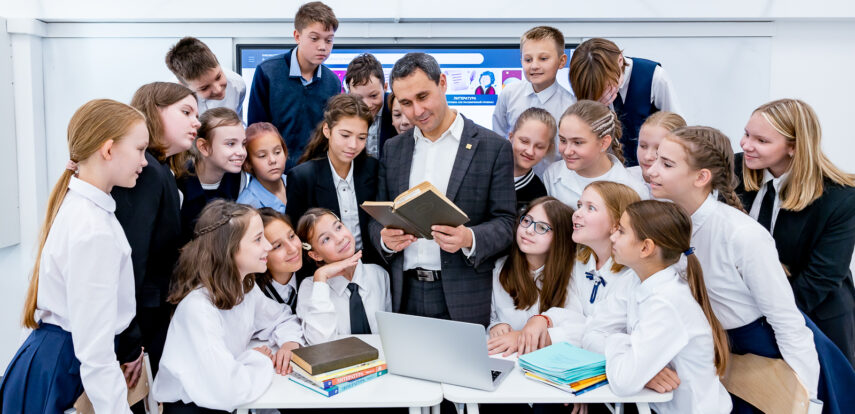 День учителя — с хорошей книгой: топ-5 книг для внеклассного чтения