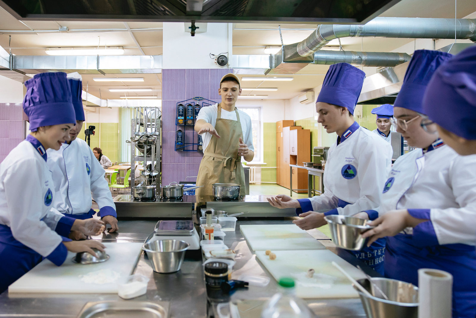 Повара известных ресторанов и кафе провели кулинарные мастер-классы для студентов столичных колледжей