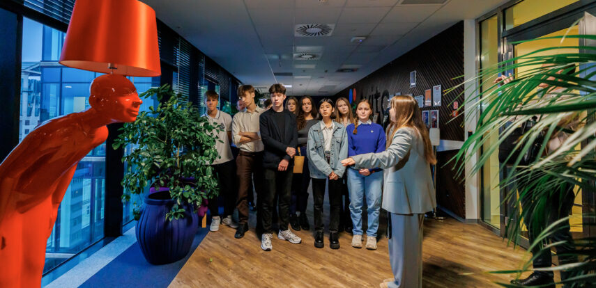 Ученики предпринимательских классов отправились на бизнес-экскурсии в офисы компаний и музеи