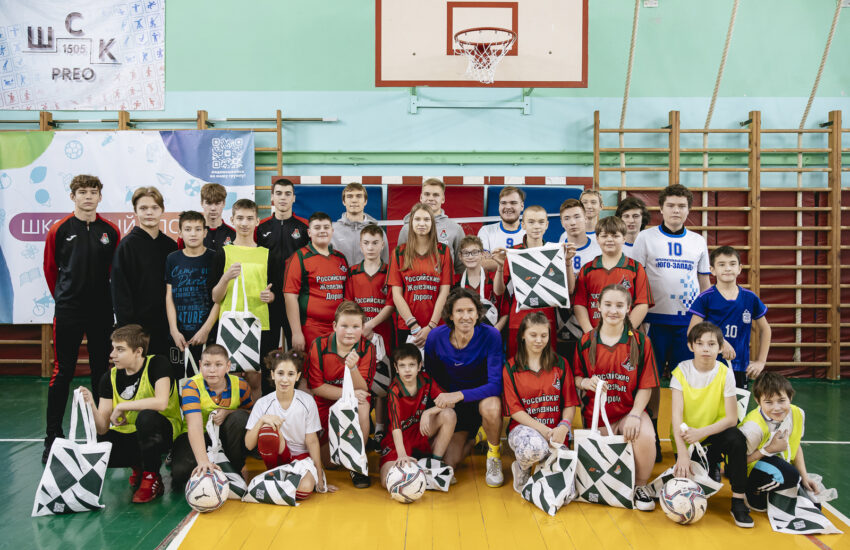 Игроки популярного футбольного клуба сыграли с московскими школьниками
