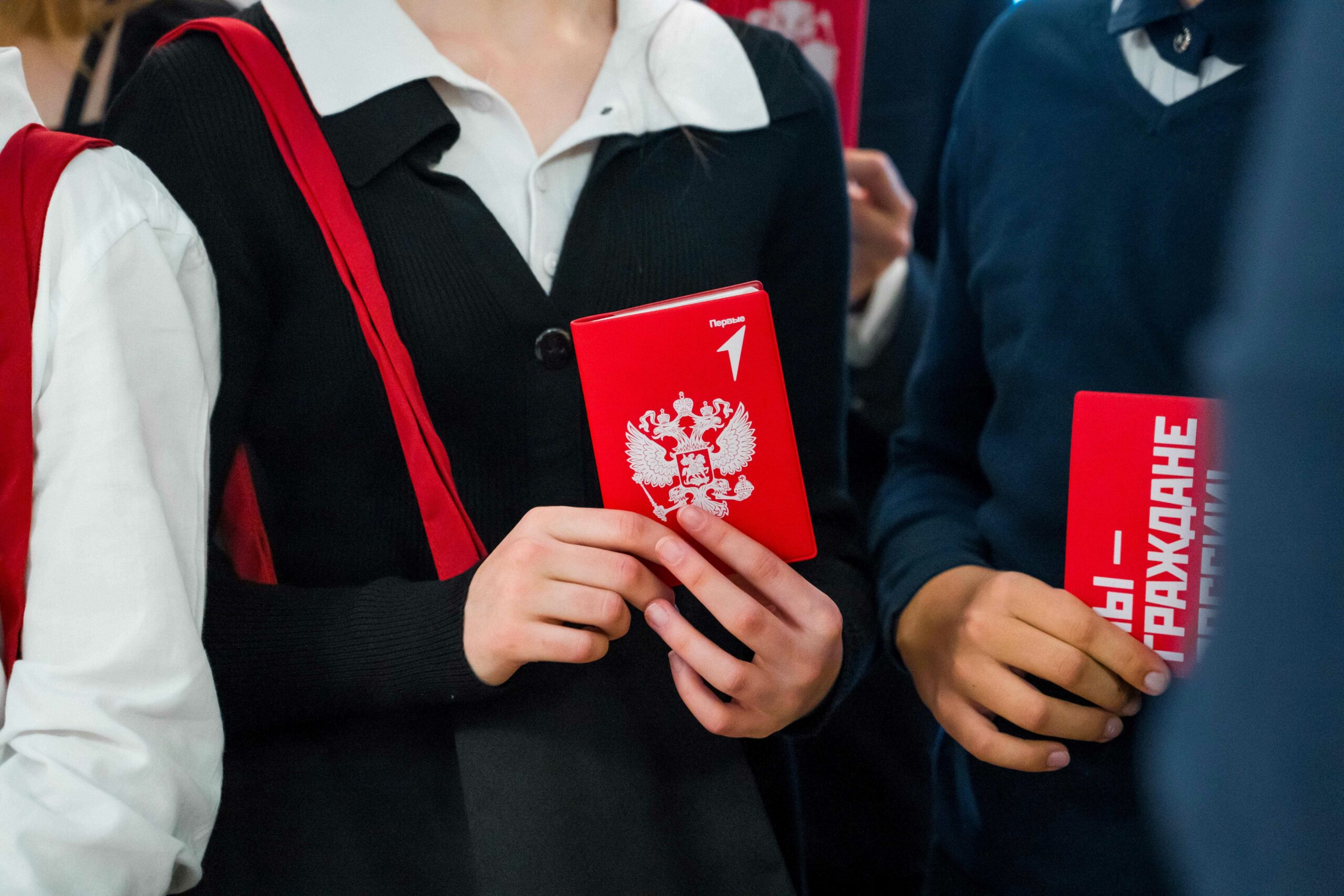 Юным москвичам торжественно вручили первые паспорта