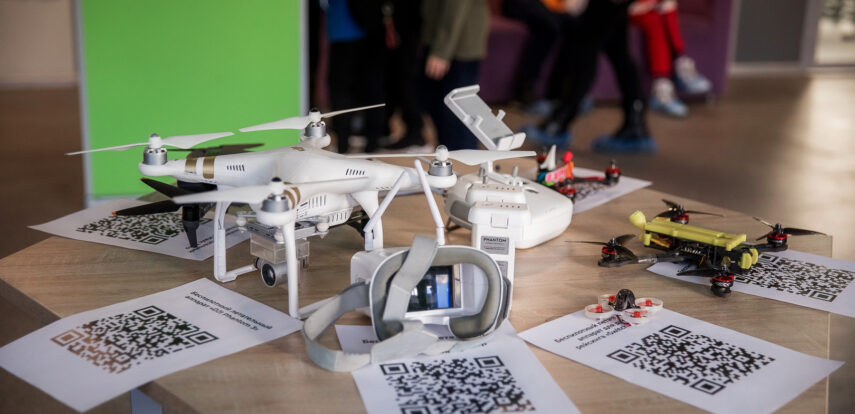 «Лига Дронов. Фестиваль технического творчества 2024»: московских школьников научили управлять беспилотниками