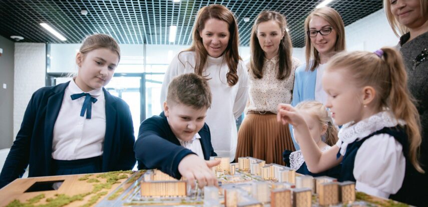 Более 70 тысяч детей зачислены в первые классы московских школ переводом из дошкольных групп