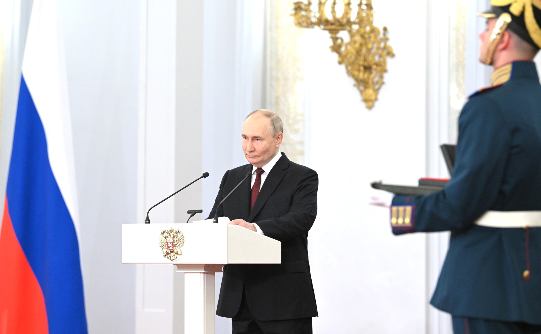 Владимир Путин наградил медалями школьников, спасавших людей во время теракта в «Крокус сити холле»
