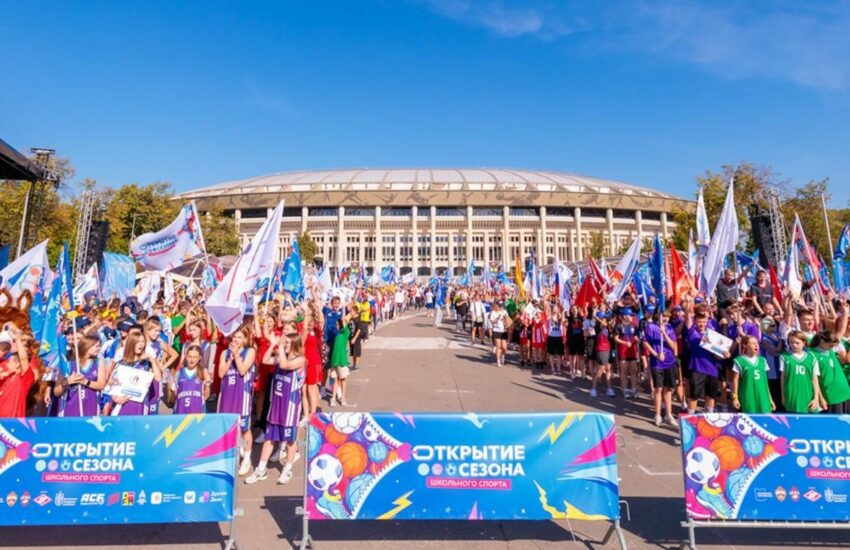 Московские школьники вместе с олимпийскими чемпионами открыли в «Лужниках» новый спортивный сезон