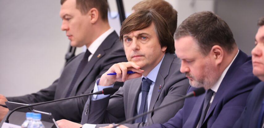 Сергей Кравцов сообщил, что в 2025 году запланированы капитальный ремонт и оснащение порядка 1 300 школьных зданий