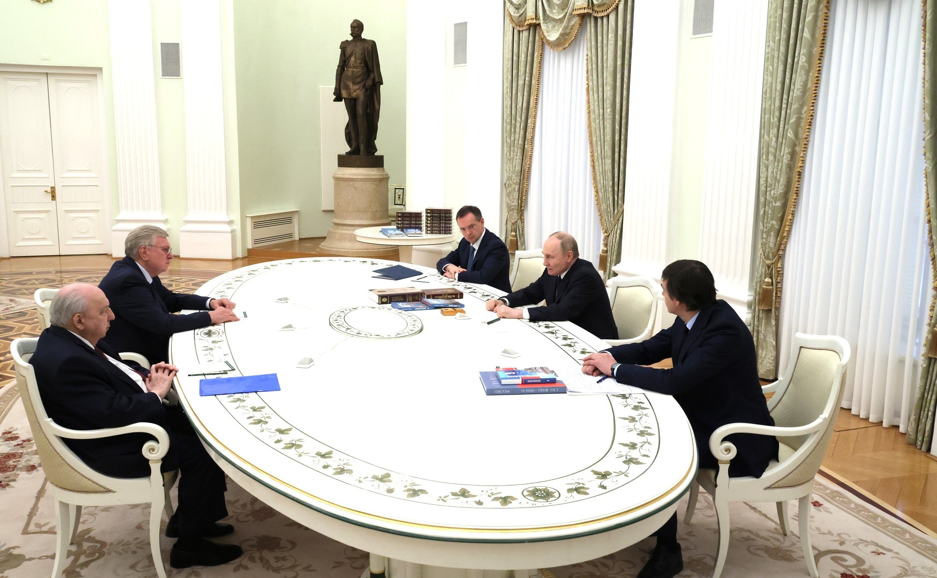 Сергей Кравцов принял участие во встрече Владимира Путина с редакторами учебников истории