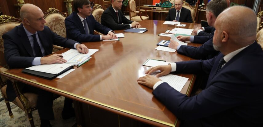 Сергей Кравцов на совещании с членами Правительства РФ доложил Владимиру Путину о готовности школ к началу учебного года