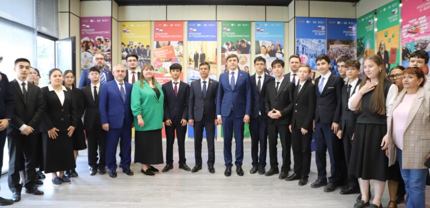 Сергей Кравцов передал таджикистанским школам сертификат на поставку более 800 тыс. учебников