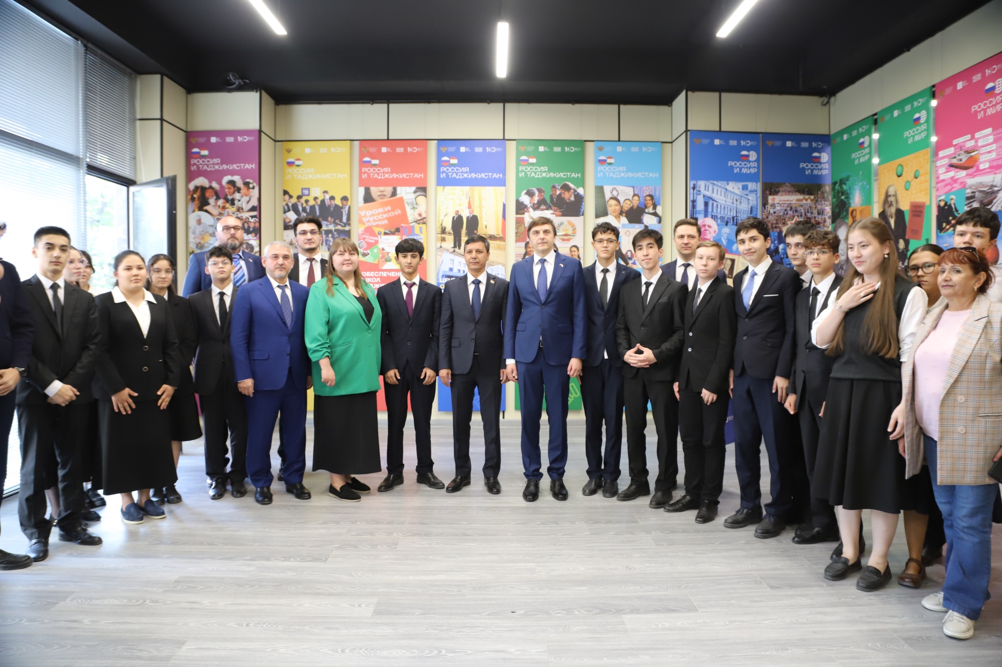 Сергей Кравцов передал таджикистанским школам сертификат на поставку более 800 тыс. учебников