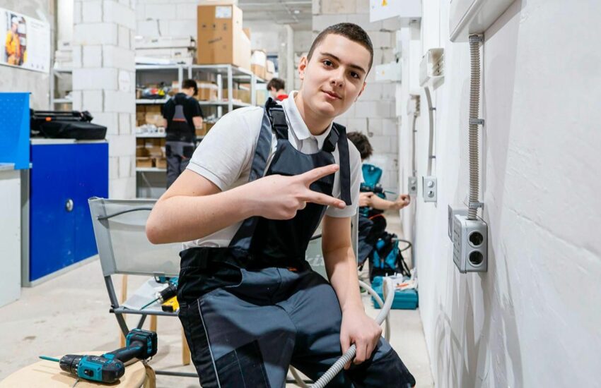Столяры, рекламные агенты, электромонтеры: юные москвичи могут получить профессию до окончания школы