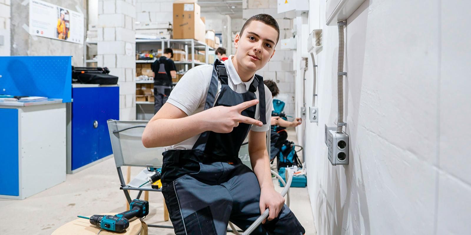 Столяры, рекламные агенты, электромонтеры: юные москвичи могут получить профессию до окончания школы