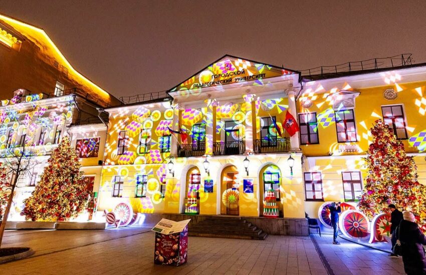 Уникальное новогоднее пространство открылось перед МГПУ на Садовой-Самотечной улице