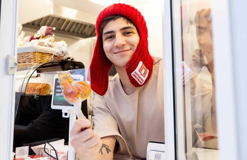 Рождественская ярмарка открылась на Воробьевых горах в рамках проекта «Зима в Москве»