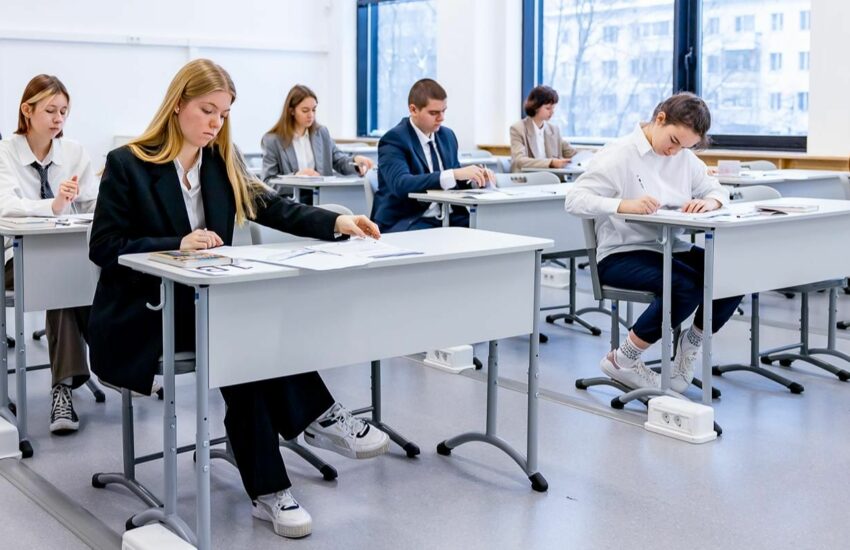 Более 72 тысяч столичных школьников написали итоговое сочинение