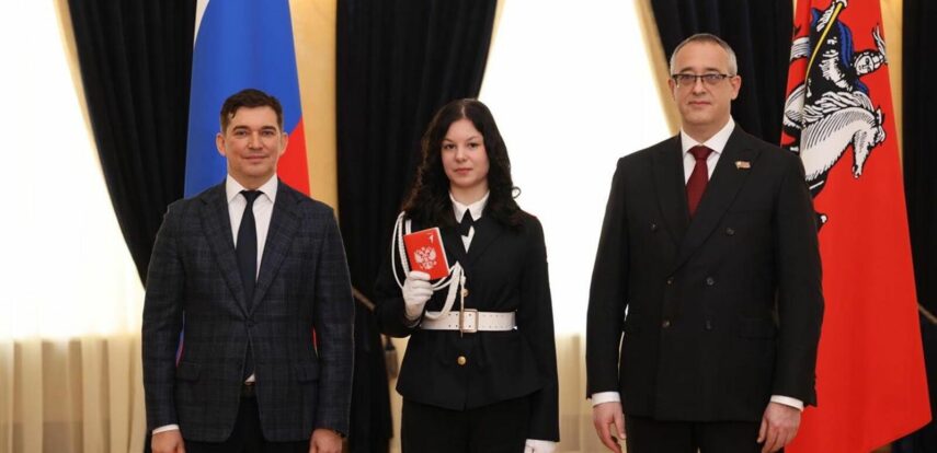 Московские школьники могут получить паспорта из рук государственных и общественных деятелей