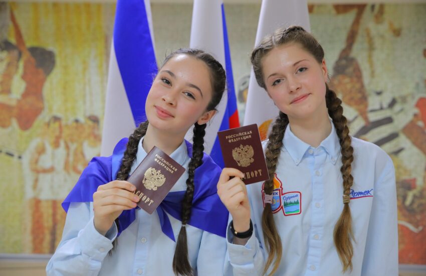 511 школьников из России и 17 стран получили первые паспорта в «Артеке» в 2025 году