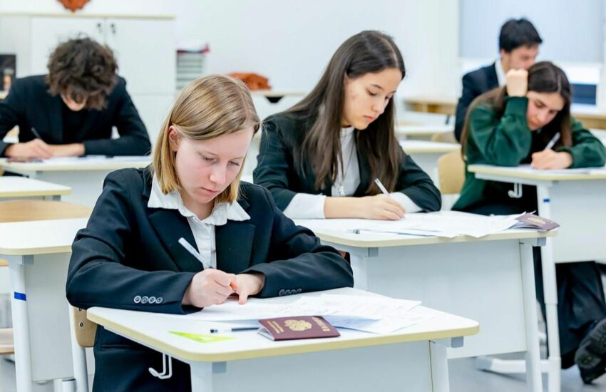 В столице прошли контрольные работы в форме ЕГЭ для одиннадцатиклассников