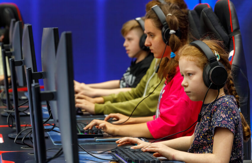 Начались соревнования по фиджитал-спорту для юных москвичей