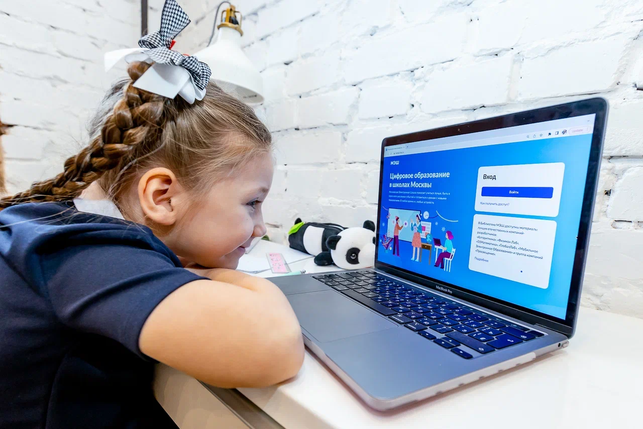 Бриллиант, конфеты и открытка к 8 марта: столичные школьники смогут отправить друг другу новые подарки в «МЭШ»