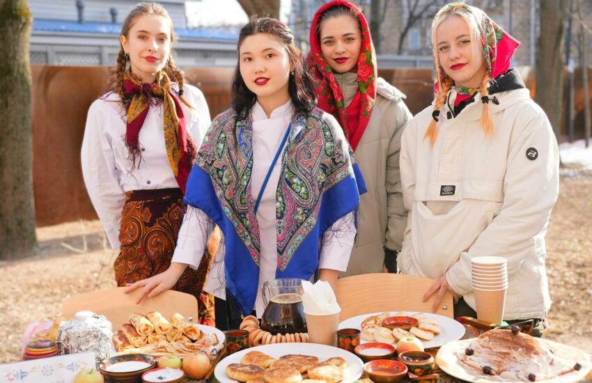 Студенты столичных колледжей научат москвичей готовить блины на Масленицу