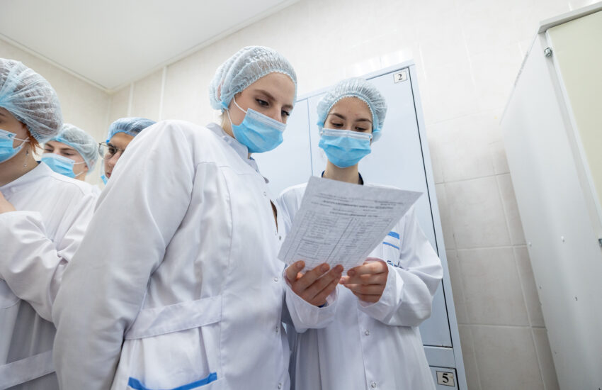 Ученики медицинских классов встретились с директором центра «Больница 52»