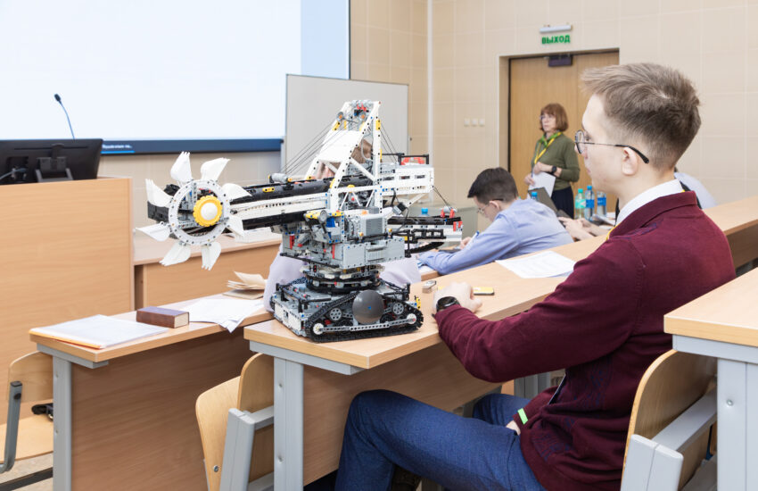 Будущие профессионалы: столичные школьники могут принять участие в научно-практических конференциях