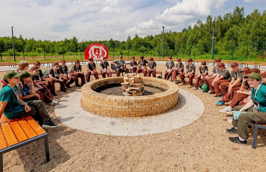 Чему научатся московские школьники в спортивно-патриотических лагерях этим летом