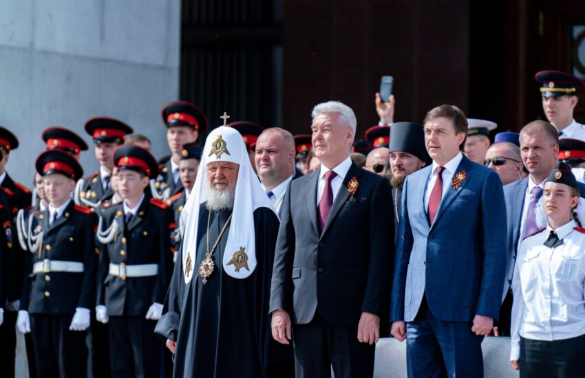 Сергей Кравцов, патриарх Кирилл и мэр Москвы Сергей Собянин приняли участие в параде кадет на Поклонной горе