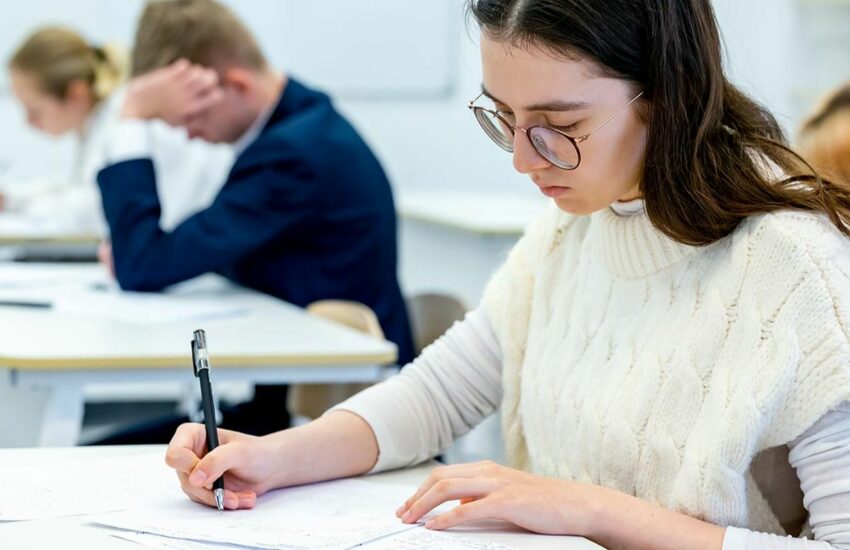 Московские выпускники сдают ЕГЭ по математике