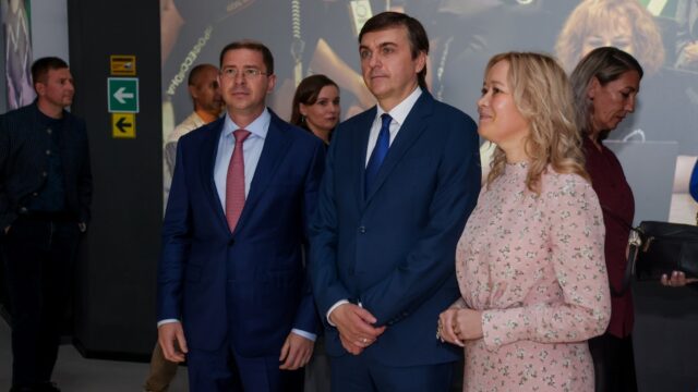 Сергей Кравцов обсудил меры поддержки педагогов на встрече в Южно-Сахалинске