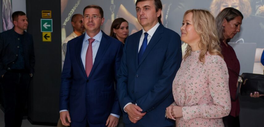 Сергей Кравцов обсудил меры поддержки педагогов на встрече в Южно-Сахалинске
