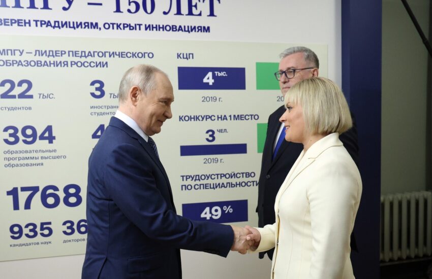Владимир Путин посетил выставку «Единая школа – Единая страна» и принял участие в открытии новых школ в пяти регионах России