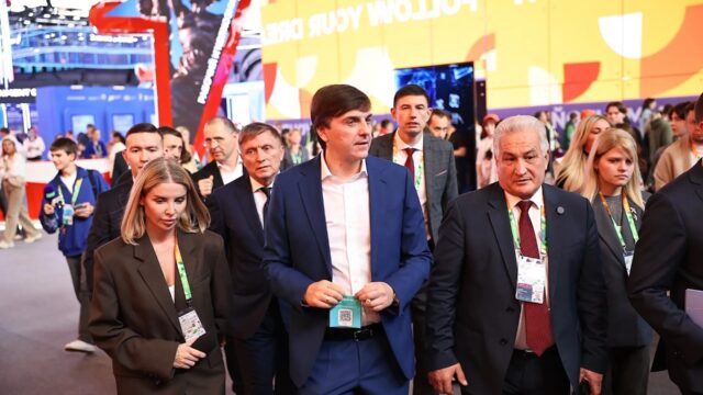Интерактивный стенд Минпросвещения России открыли на Международном фестивале молодежи